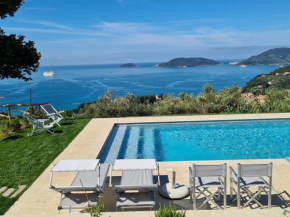 Pini House, inside a private Park, Pool, Tennis, AC, Parking next home and Parking in Lerici!